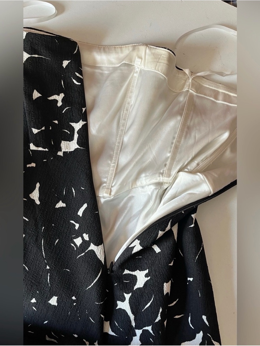NWOT, Size 8, White House Black Market Black & White Strapless Floral Midi Dress - Picture 16 of 16
